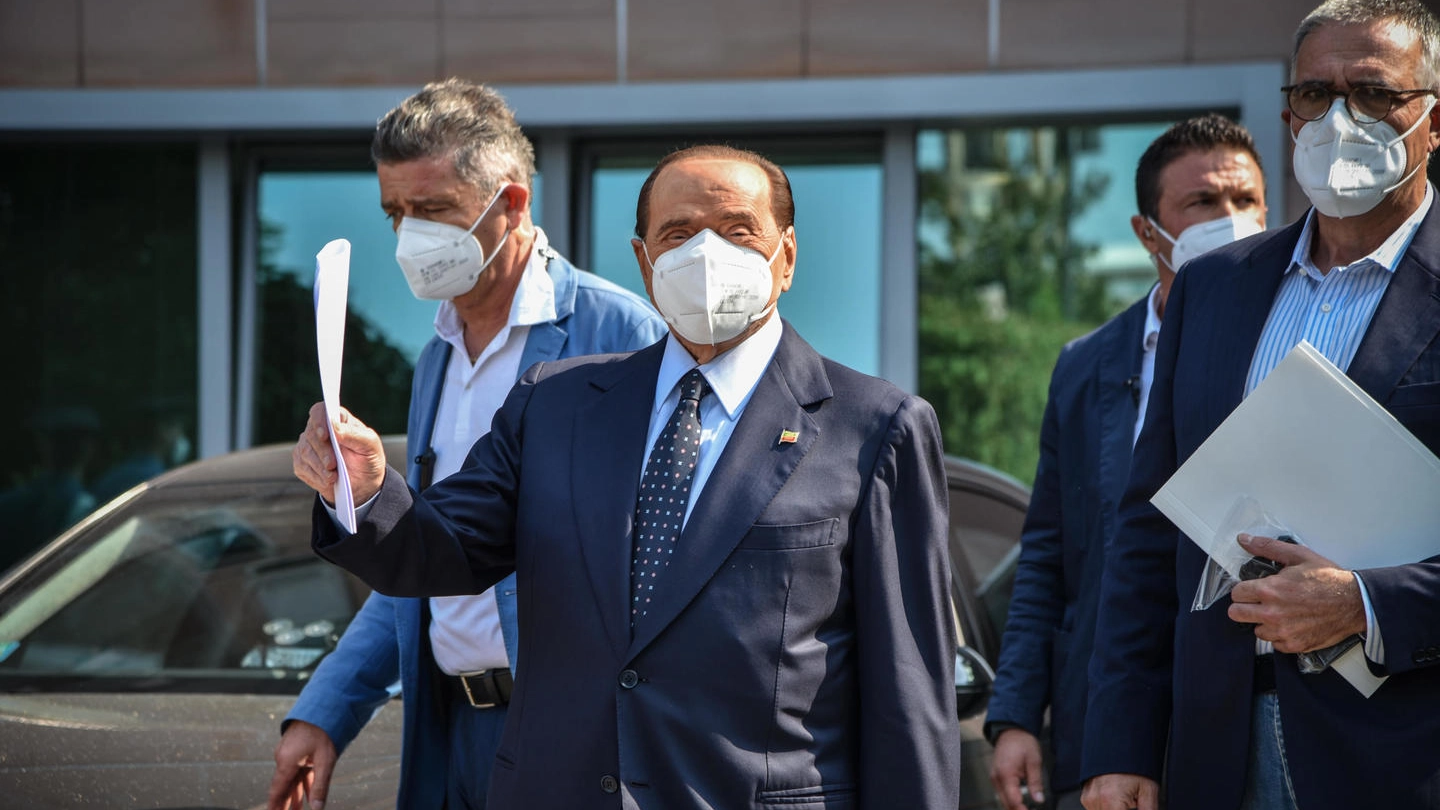 Berlusconi fuori dal San Raffaele il 14 settembre scorso (Ansa)