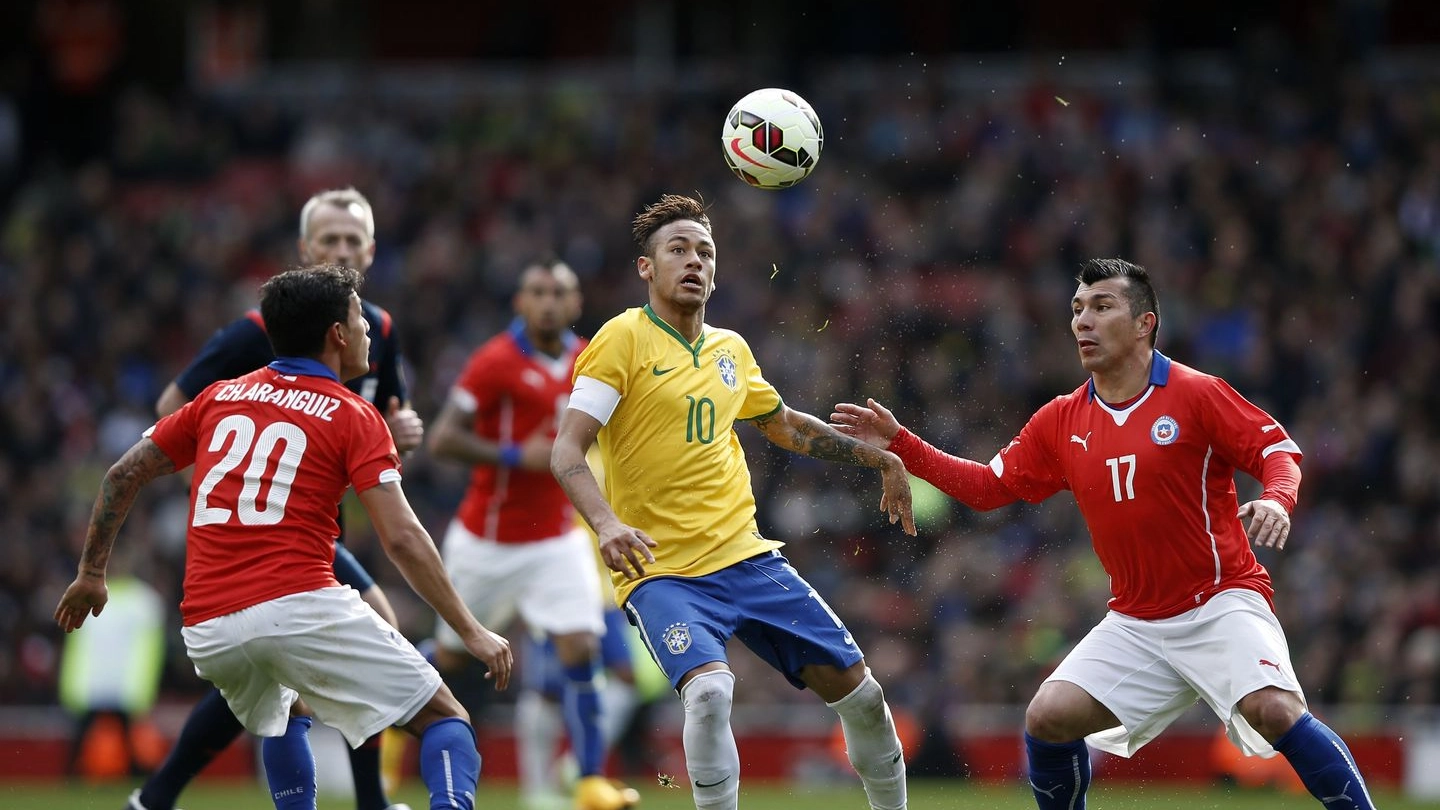 Neymar in azione in Brasile-Cile (Afp)