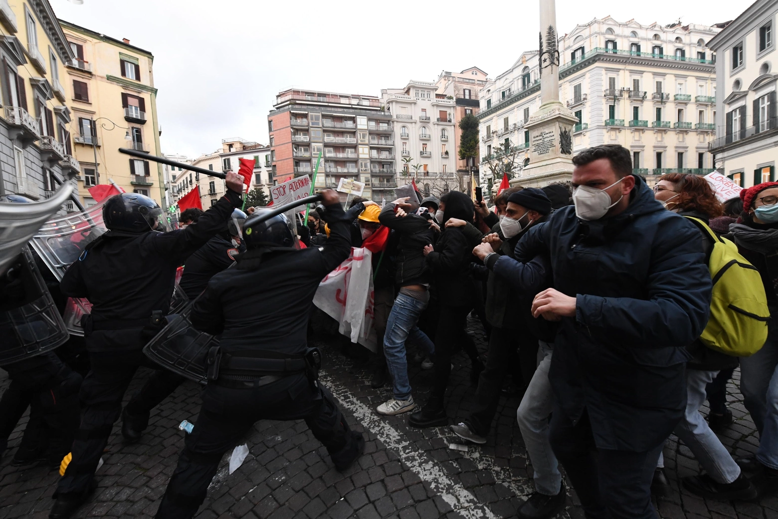 La carica a colpi di manganello a Napoli durante evento per Lorenzo Parelli