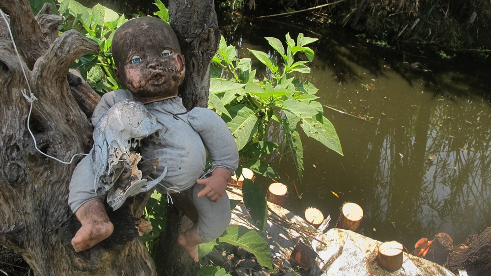 Una delle tristi e inquietanti bambole dell'Isla de las Munecas, in Messico