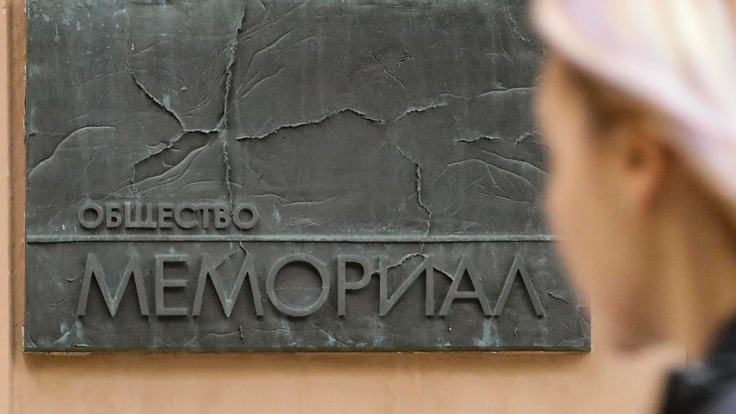 Mosca, la sede dell'associazione Memorial, ora sotto sequestro (Ansa)