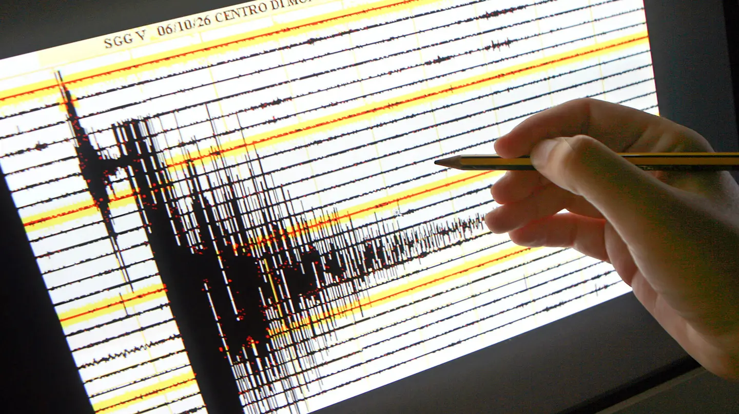 Terremoto a Napoli oggi, sciame sismico: scosse nella notte nei Campi Flegrei