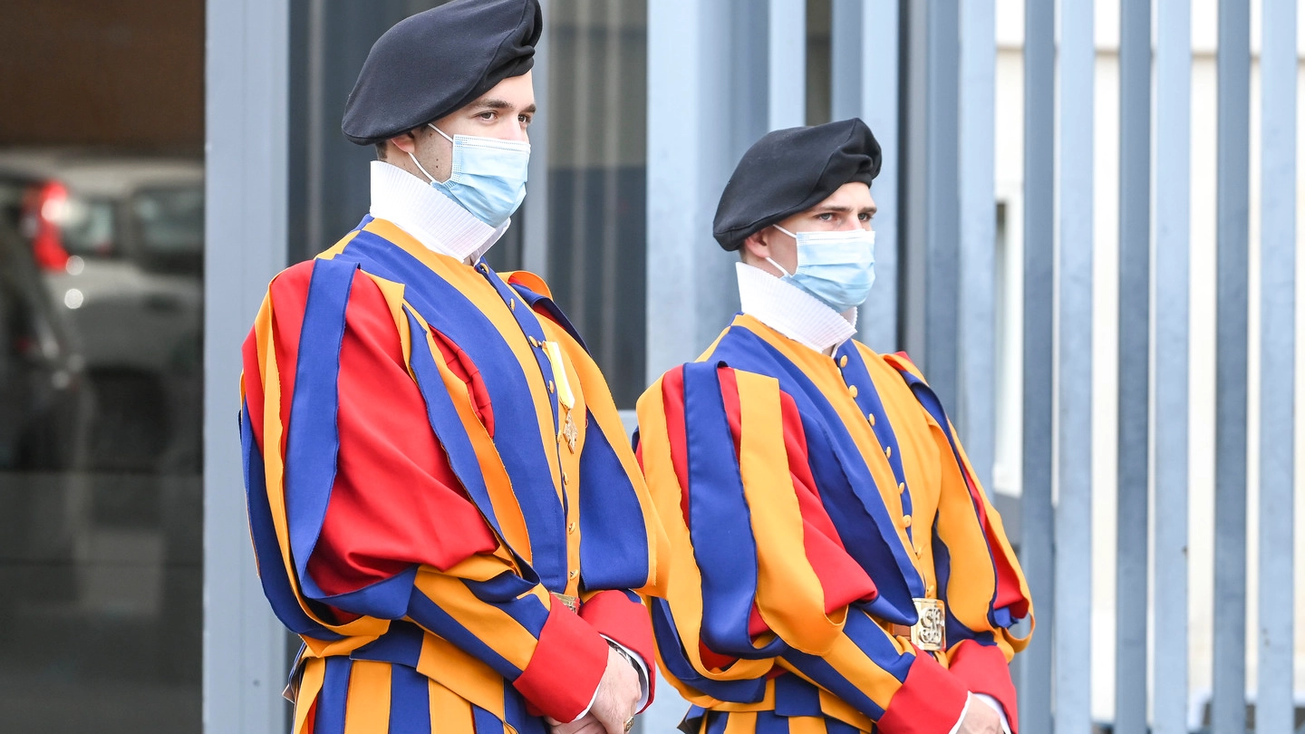 Guardie svizzere con la mascherina anti-Covid (ImagoE)