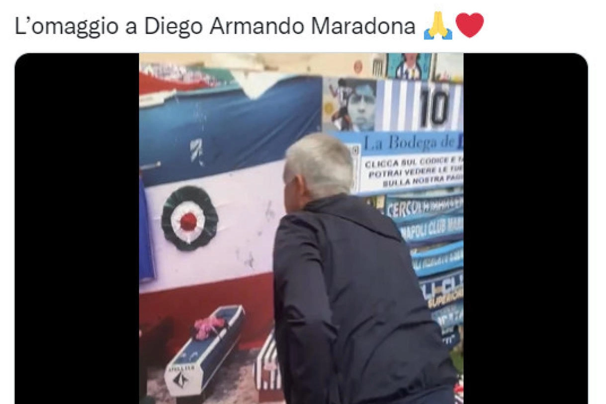 Mourinho davanti al murale di Maradona