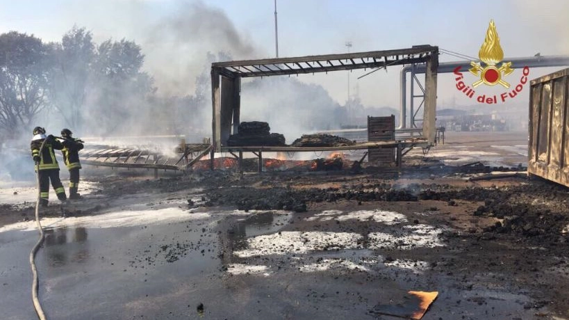 Incendio Termoli, una foto dei Vigili del Fuoco (twitter)