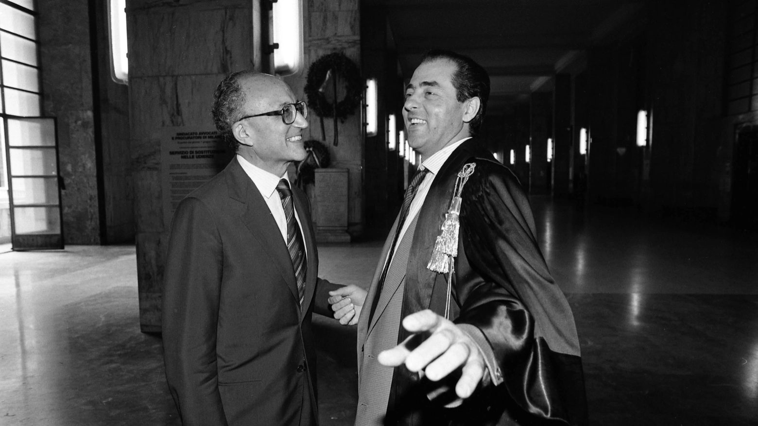 Borrelli e Di Pietro nel palazzo di giustizia di Milano (Fotogramma)