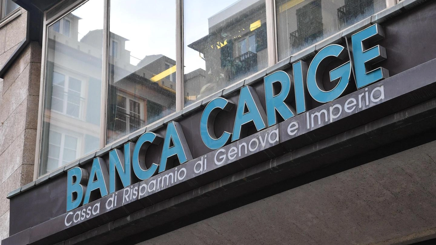 Il palazzo della sede di Banca Carige a Genova (Ansa)