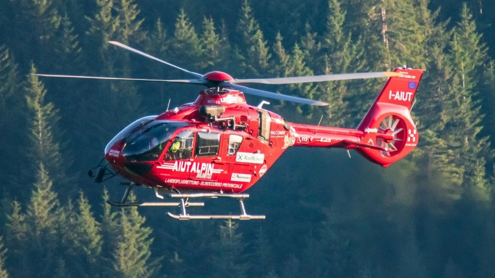 L'elicottero dell'Aiut Alpin Dolomites (Facebook)