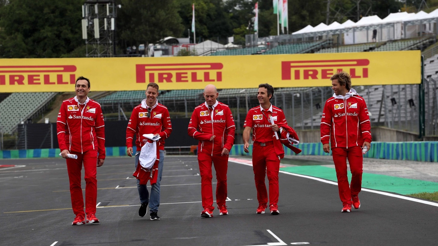 Gp Ungheria, Sebastian Vettel con il team Ferrari (LaPresse)