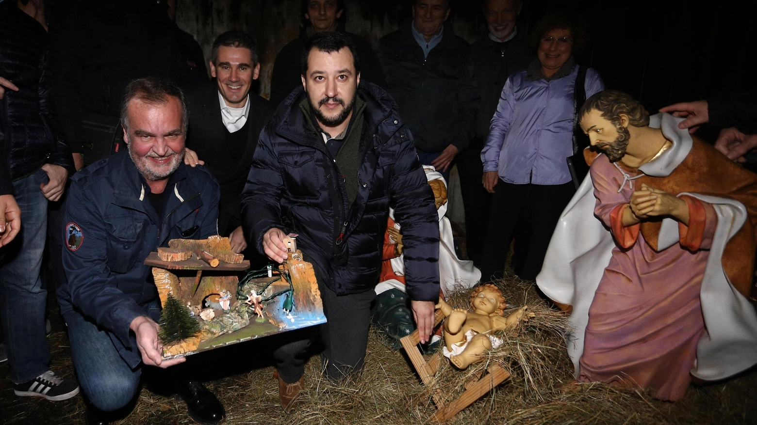 Salvini e Calderoli donano il presepe alla scuola Bergamasca (Ansa)