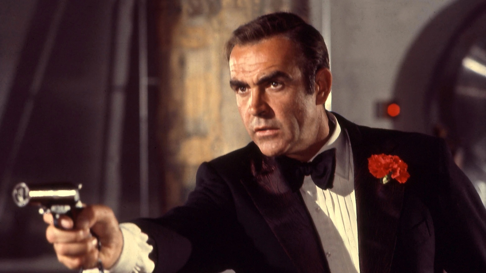 Sean Connery nei panni di James Bond nel film 'Licenza di uccidere' (Alive)