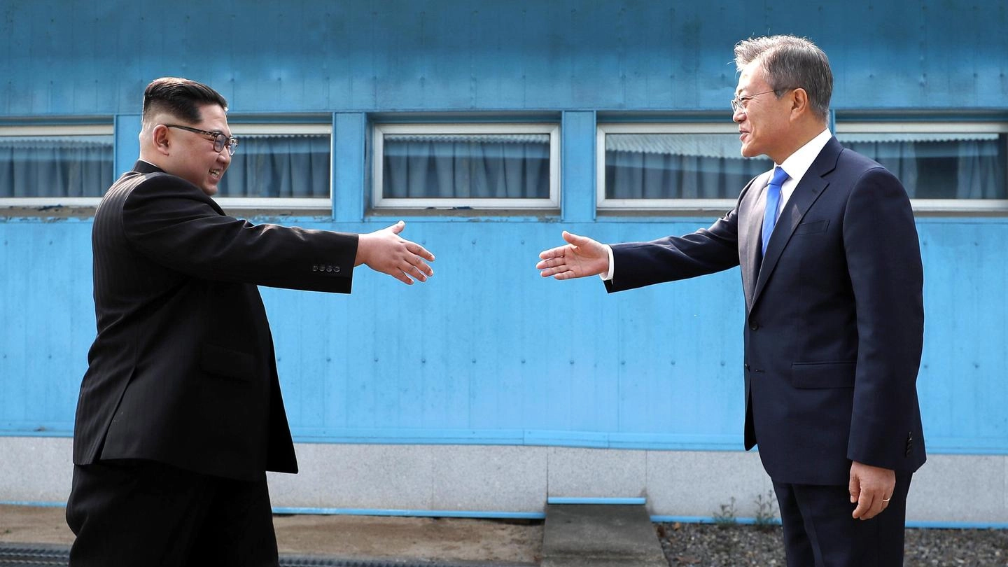 Storico incontro tra Kim Jong-un e Moon Jae-in (Ansa)