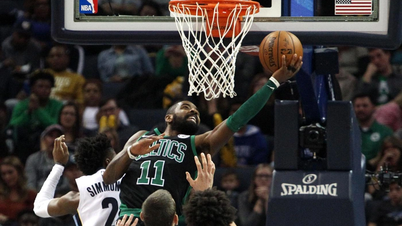 Kyrie Irving in azione con la sua "11" dei Celtics
