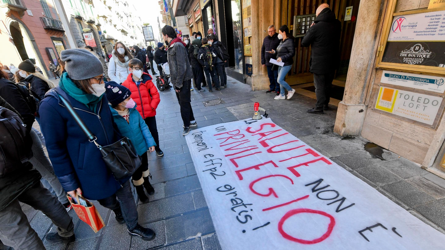 Protesta di disoccupati, centri sociali e studenti all' Ordine farmacisti di Napoli 