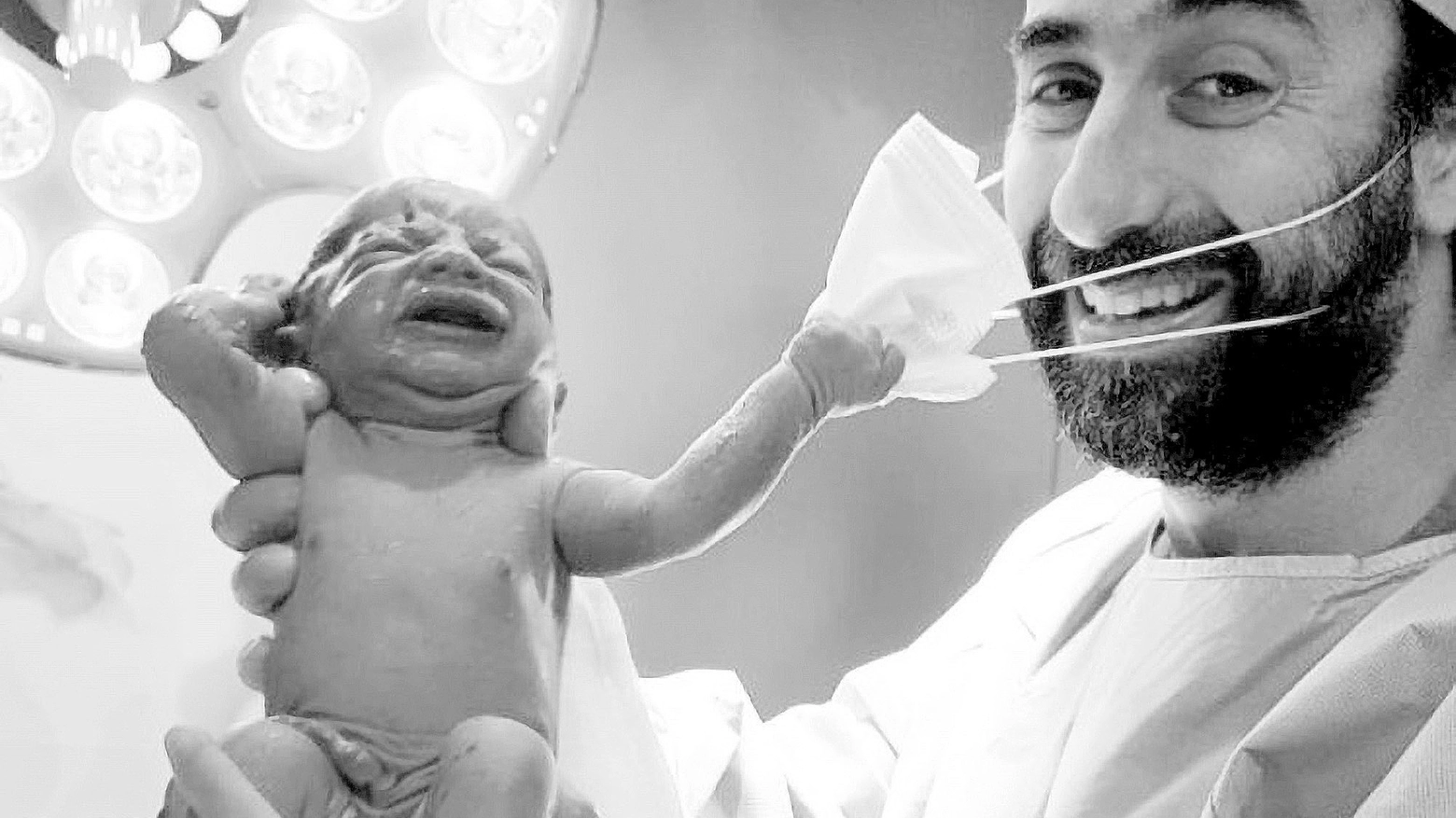 Appena nato strappa la mascherina al ginecologo di Dubai, Samer Cheaib