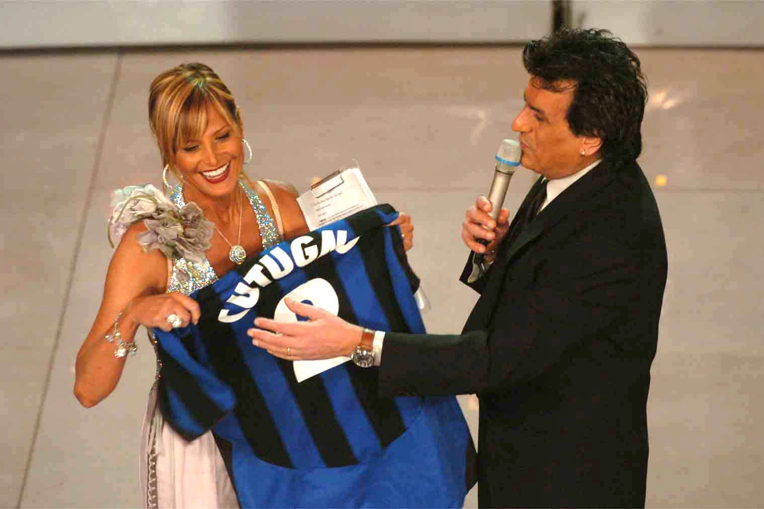 Simona Ventura regala a Cutugno una maglia con il suo nome a Sanremo