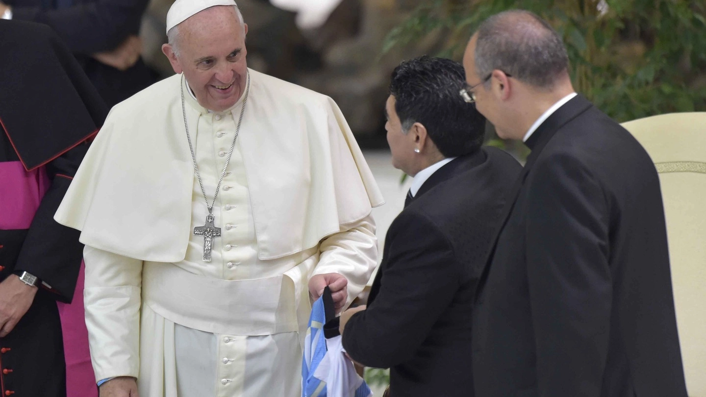 Maradona regala una maglia dell'Argentina al Papa (Lapresse)