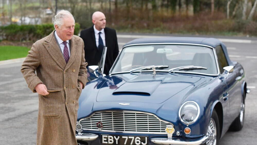 Il principe Carlo e la sua Aston Martin DB6, dono della regina - Foto: ANSA/EPA/NEIL MUNNS