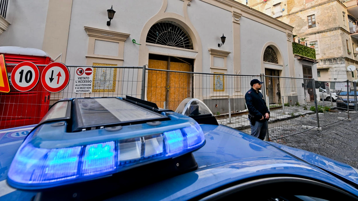 Polizia presidiano a Napoli il luogo, in via Santa Maria delle Grazie a Loreto Case nuove