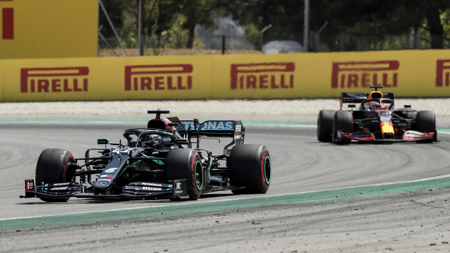 Hamilton e Verstappen in pista (Ansa)