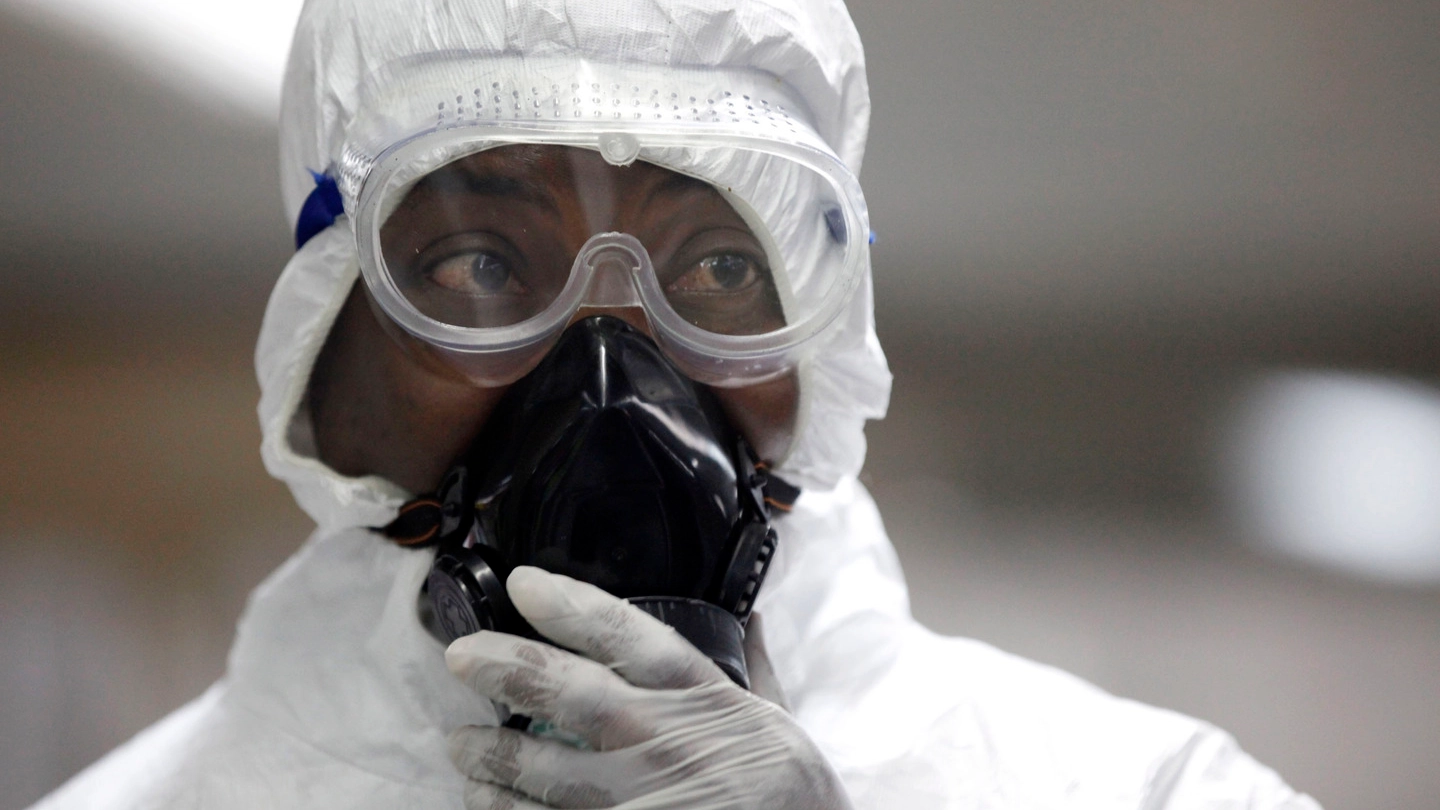 Nigeria, operazioni di controllo dell'Ebola all'aeroporto di Lagos (Lapresse)