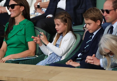 Wimbledon, la prima di Charlotte: ruba la scena a mamma Kate (radiosa in verde smeraldo)