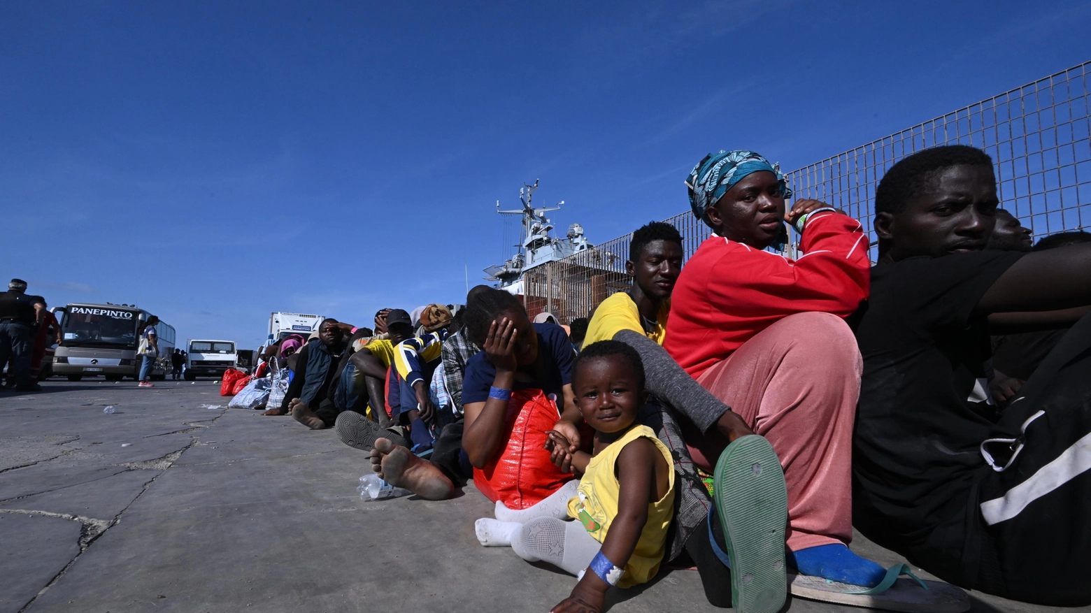 Migranti: caos a Lampedusa per trasferimenti (Ansa)