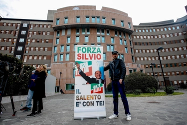 I fan di Berlusconi in pellegrinaggio al San Raffaele: “Ho fatto 10 ore di treno, per lui andrei in capo al mondo”