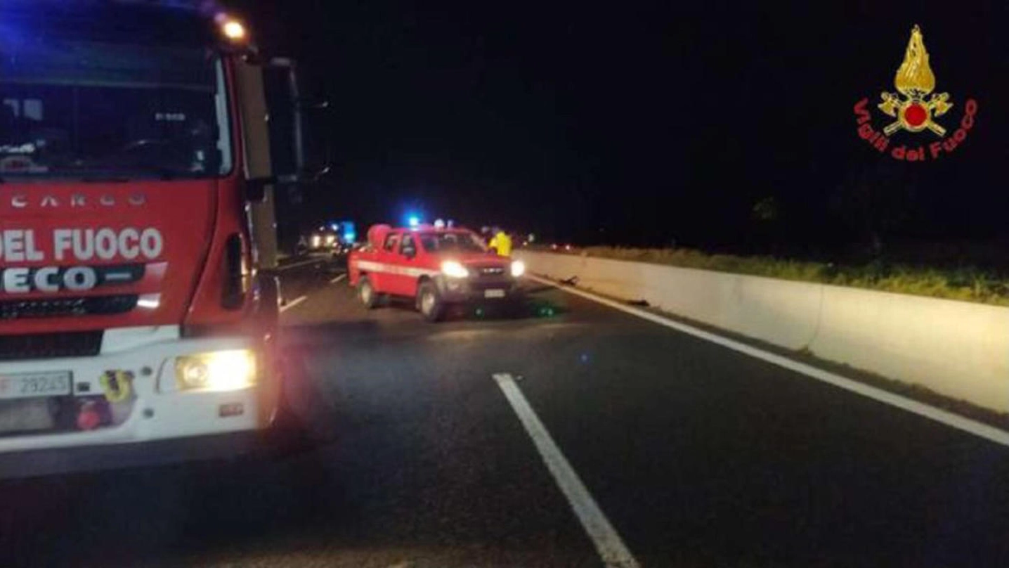 Vigili del fuoco al lavoro in seguito al grave incidente sull' A1 direzione Napoli