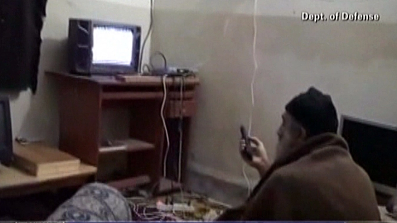 Frame di un video pubblicato dalla Difesa americana mostra Bin Laden nel bunker in Pakistan (Afp)