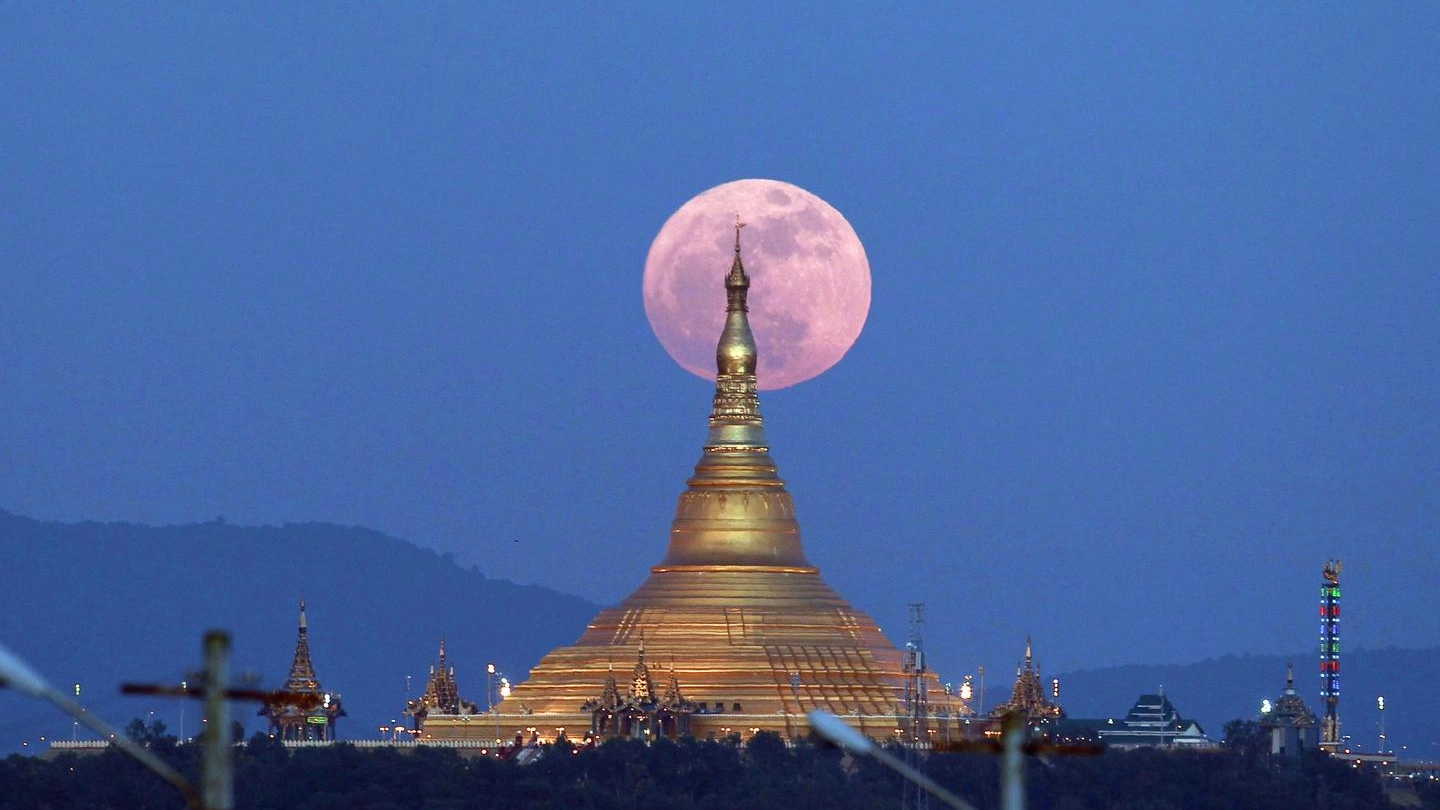 La superluna dietro la Uppatasanti Pagoda in Myanmar (Ansa)
