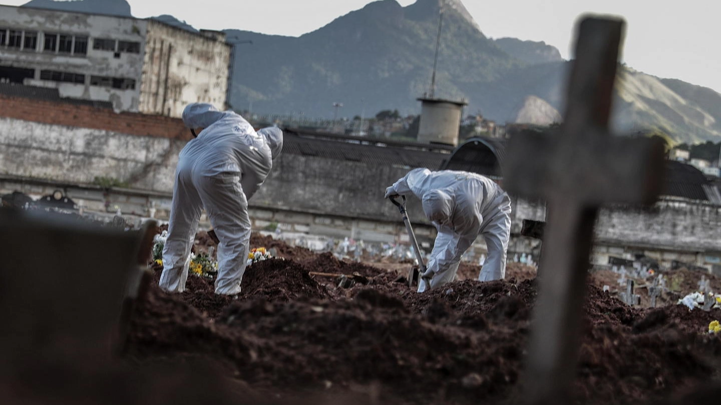 Coronavirus, operazioni di sepoltura a Rio de Janeiro (Ansa)