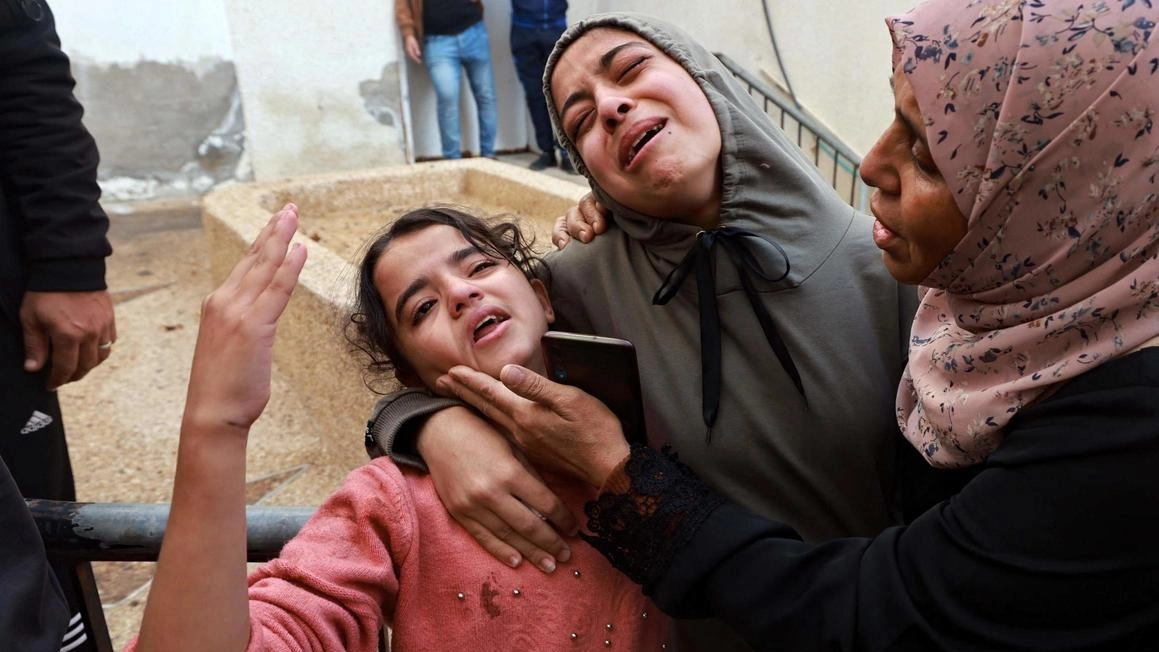La tregua è finita. A Gaza ricomincia la guerra: ancora bombe e morti. Ma Egitto e Qatar trattano
