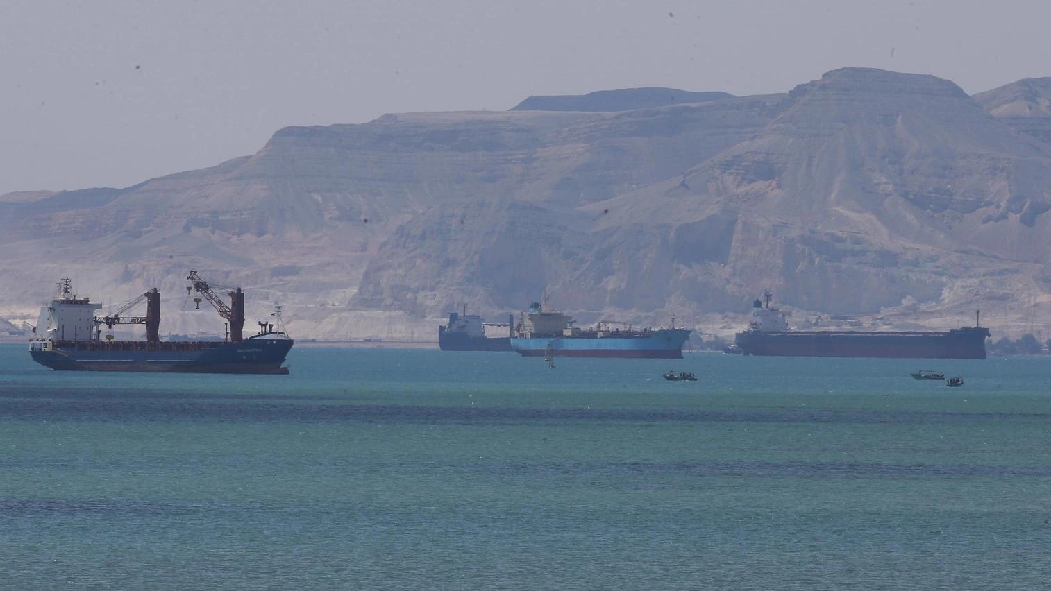 Nave incastrata, navigazione sospesa nel canale di Suez