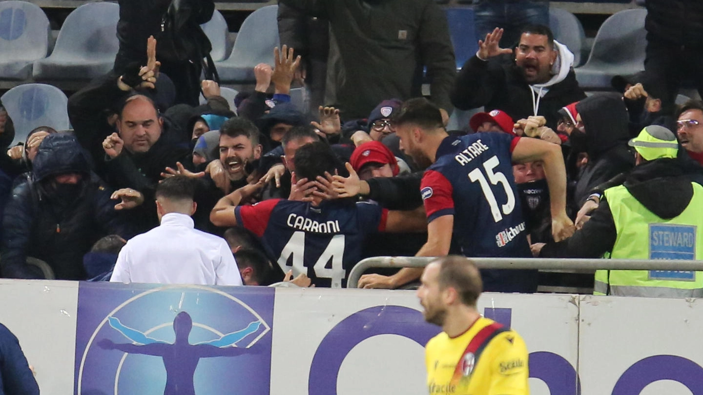 L'esultanza del Cagliari dopo il gol di Pereiro (Ansa)