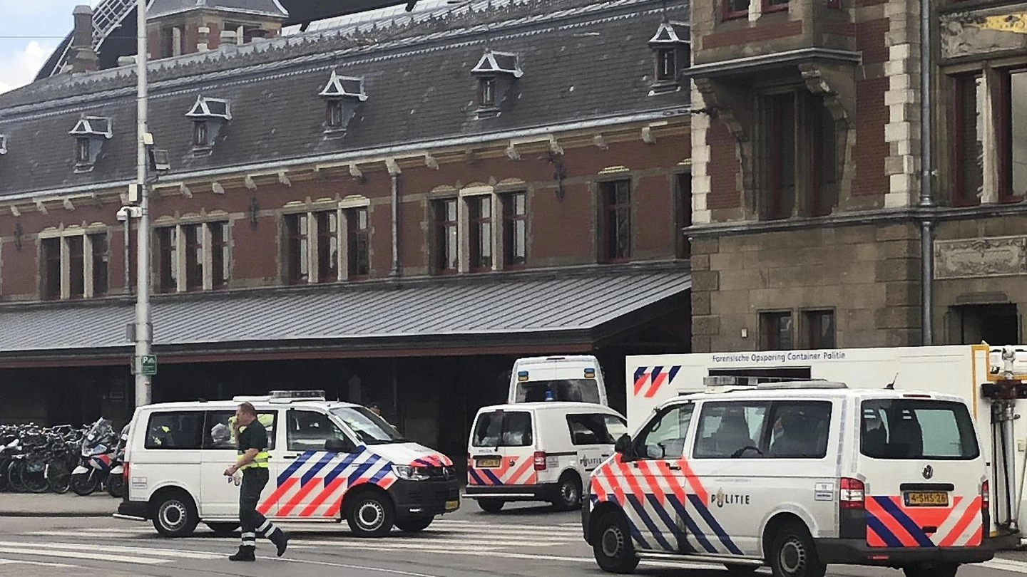 Amsterdam, polizia davanti alla stazione dopo l'accoltellamento (Ansa)