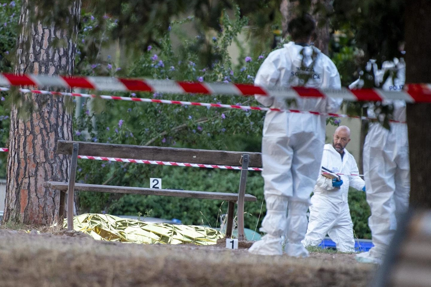 La polizia scientifica sulla scena dell'omicidio di Fabrizio Piscitelli