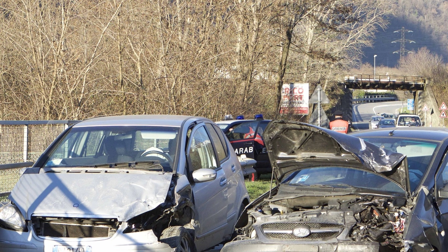 Le due auto dopo lo scontro. Il sinistro si è verificato fra il ponte sul Masino e quello sul Tartano (Nat. Press)