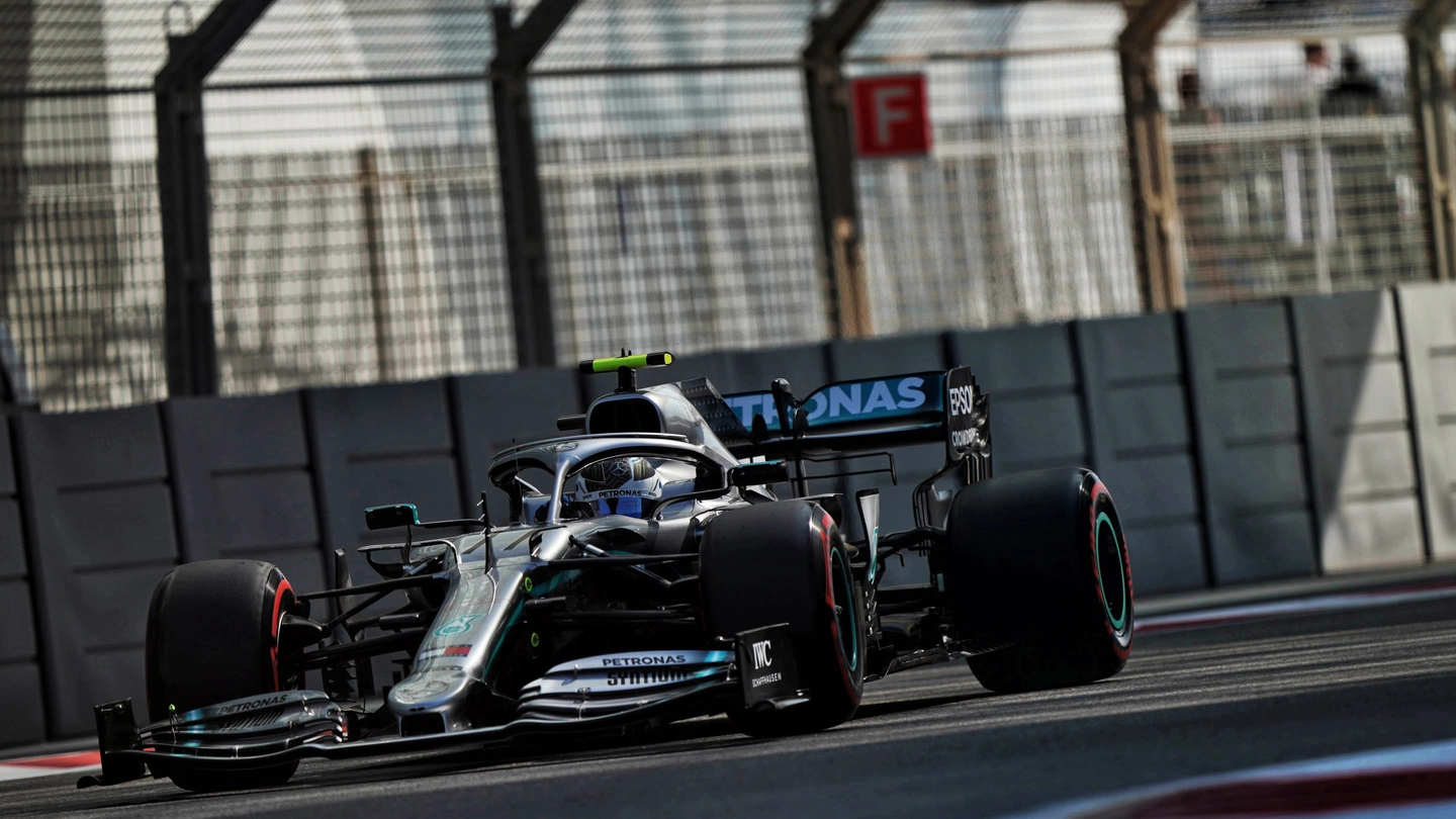 La Mercedes di Bottas sul circuito di Abu Dhabi (Lapresse)
