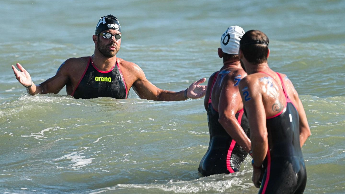 Dario Verani incredulo dopo la sospensione della 25 km in acque libere (Ansa)