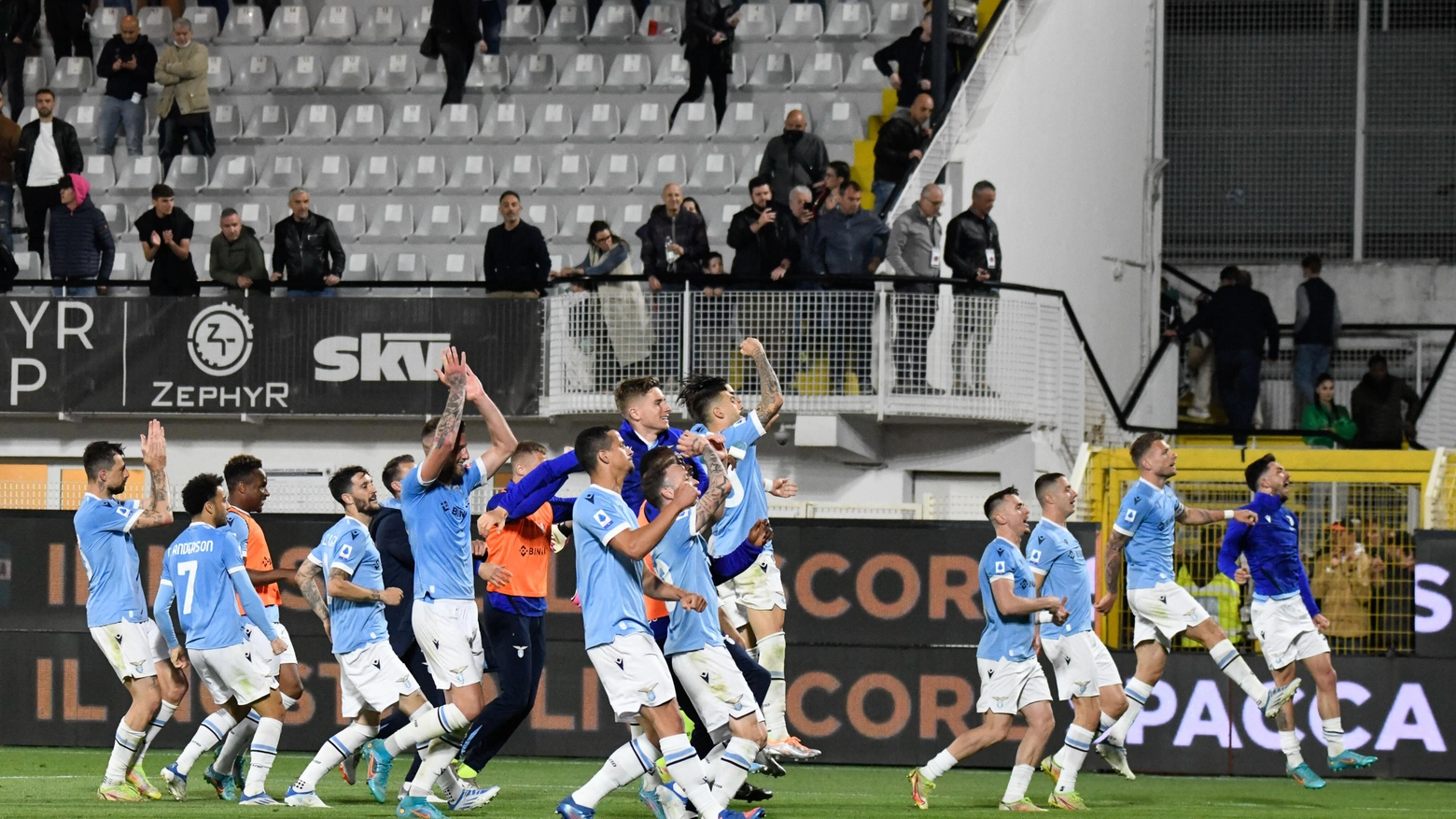 La Lazio torna in campo dopo la vittoria allo scadere contro lo Spezia
