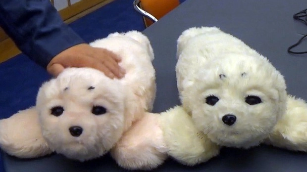 Due cuccioli di foca robot androide (Ansa)