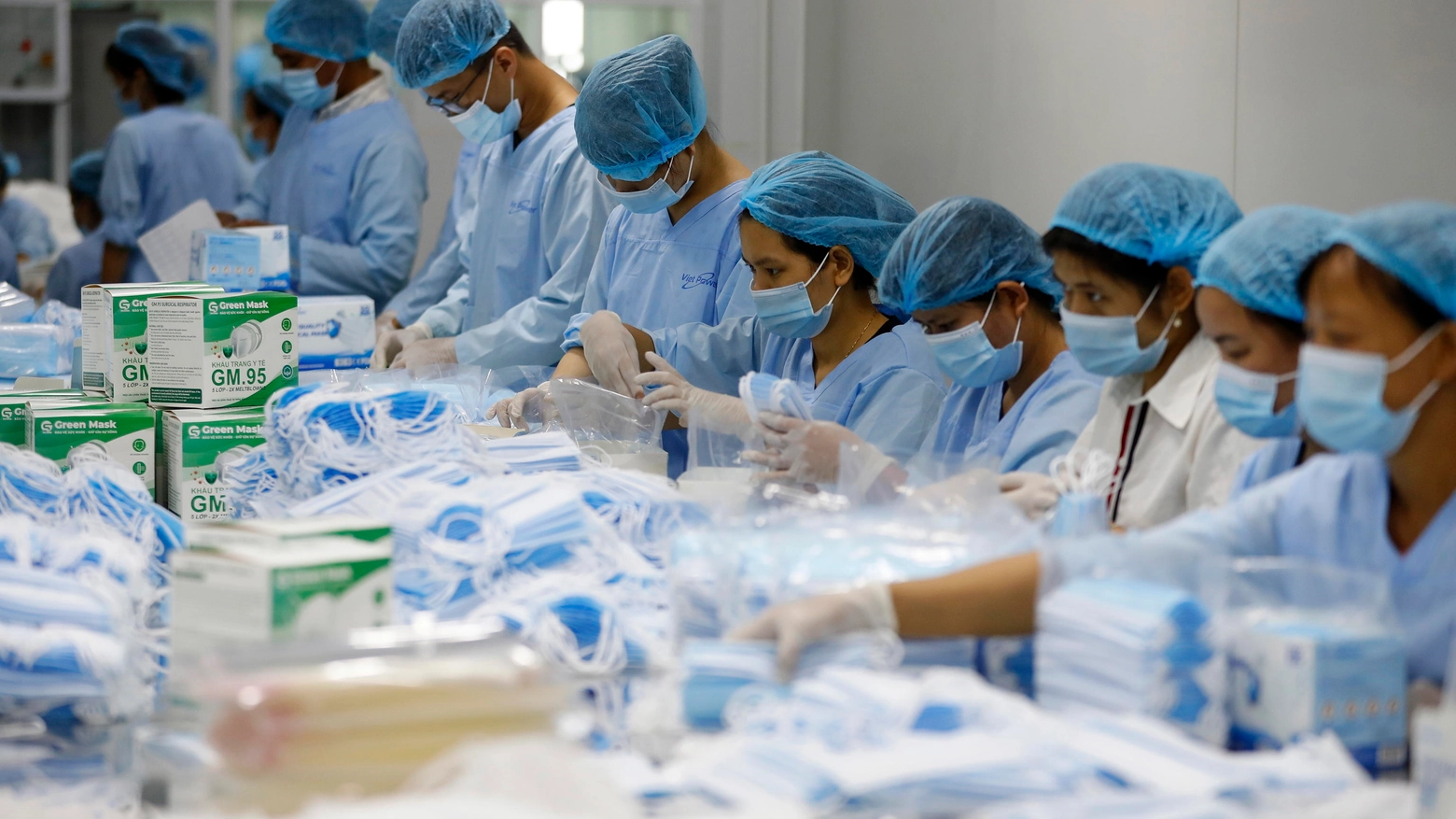 Lavoratori in una fabbrica di mascherina nel Vietnam