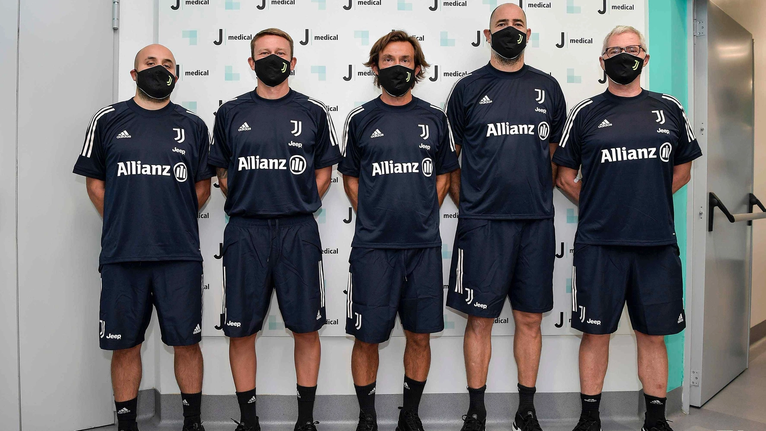 Juventus, Pirlo (al centro) insieme al suo nuovo staff (foto Twitter Juventus)