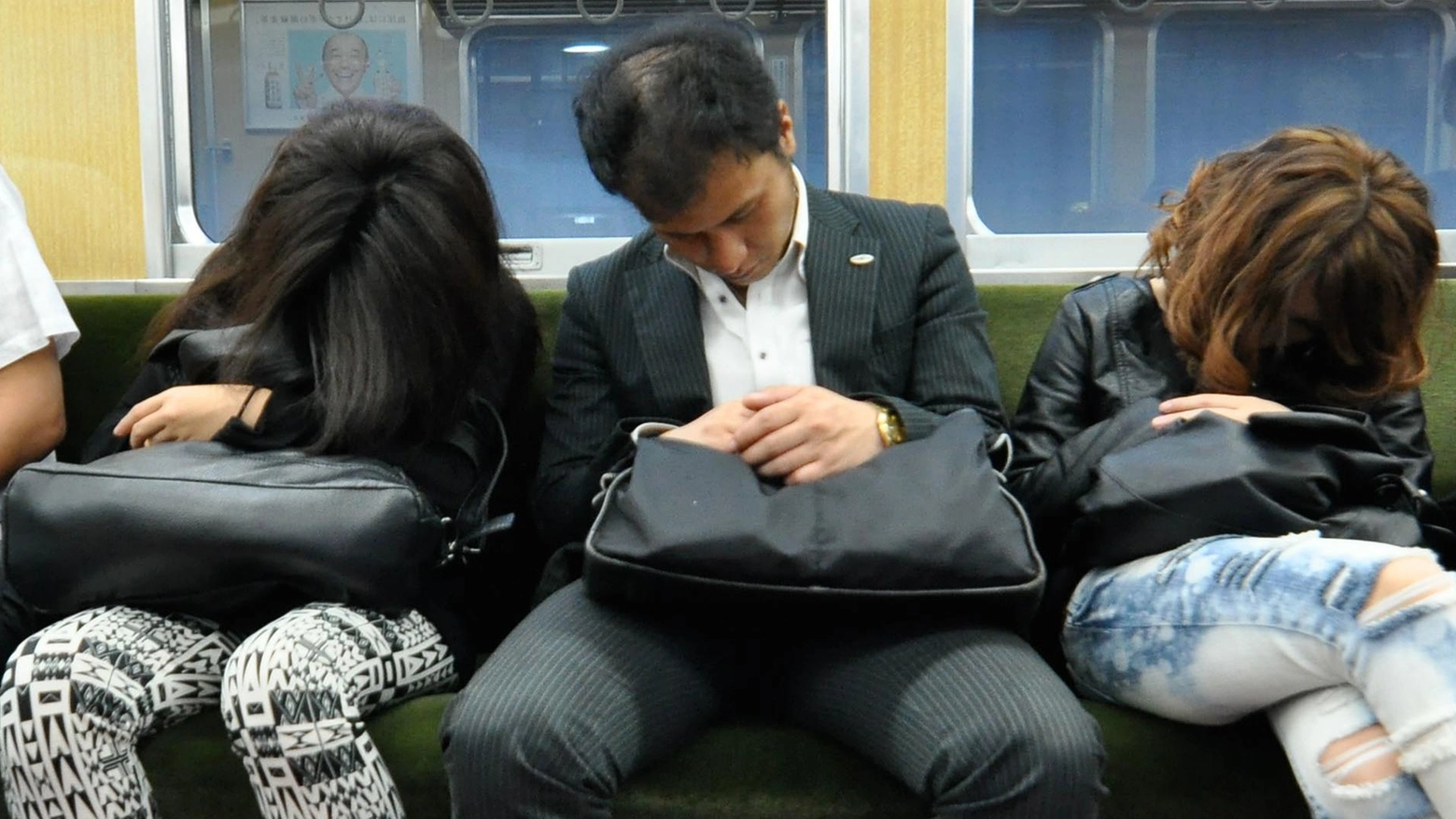 Lavoratori giapponesi addormentati sulla metropolitana