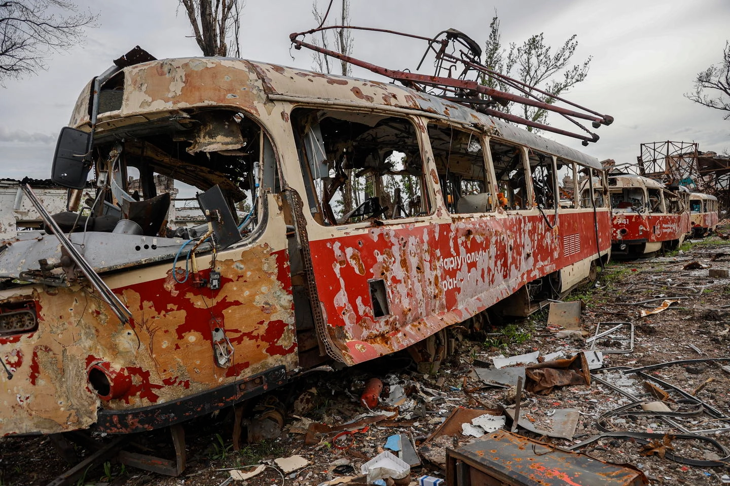 Un tram distrutto a Mariupol (Ansa)