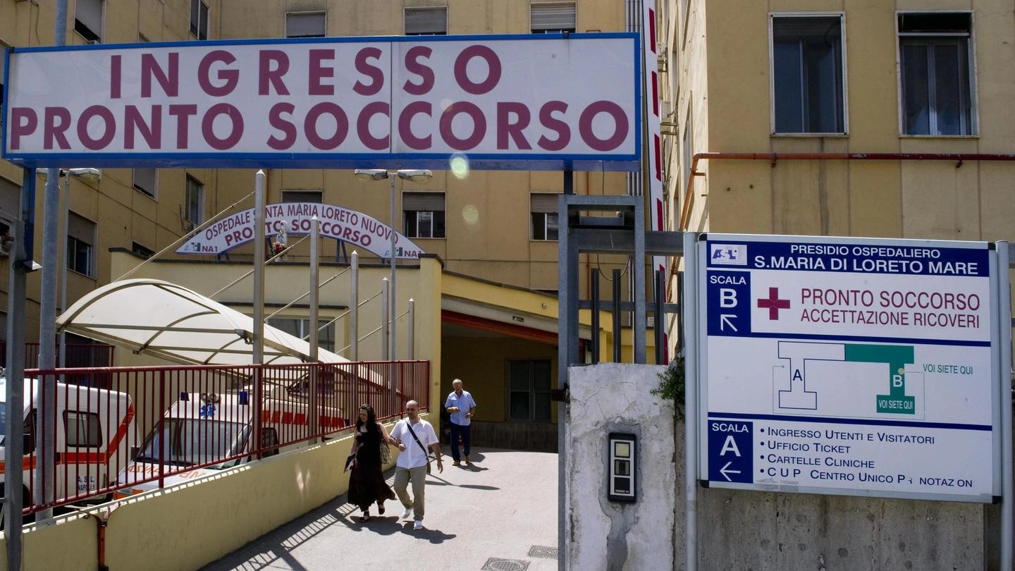 L'ingresso del Pronto Soccorso dell'ospedale ''Loreto Mare'' di Napoli (Ansa)