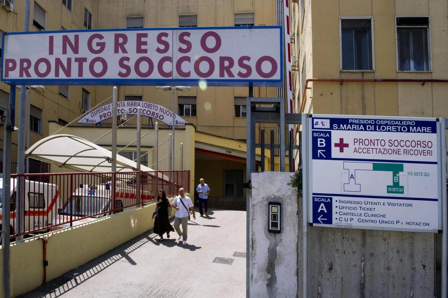 L'ingresso del Pronto Soccorso dell'ospedale ''Loreto Mare'' di Napoli (Ansa)
