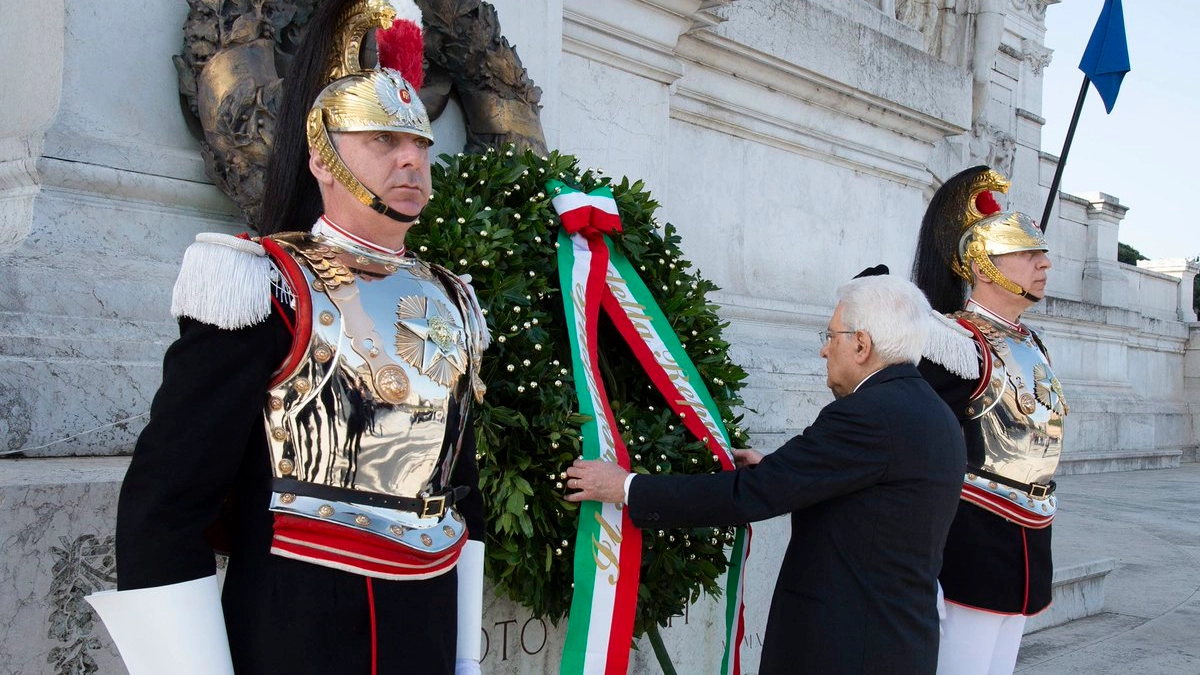 Il presidente Mattarella depone una corona d'alloro all'Altare della Patria (Dire)