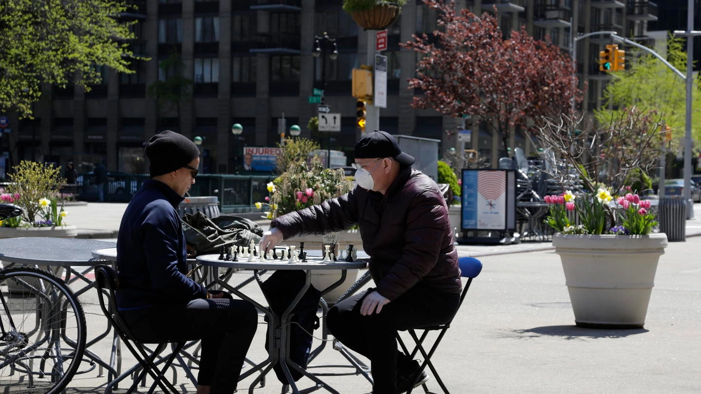 Due persone giocano a scacchi in Madison Square, New York (Ansa)